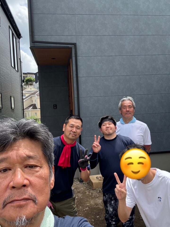 ご依頼主様と作業完了後スタッフと写真撮影